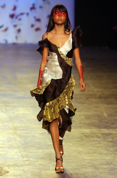 desfiles-andrelima-spverao2004rtw-102