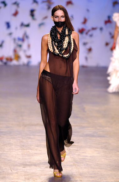 desfiles-andrelima-spverao2004rtw-103