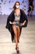 desfiles-andrelima-spverao2004rtw-104