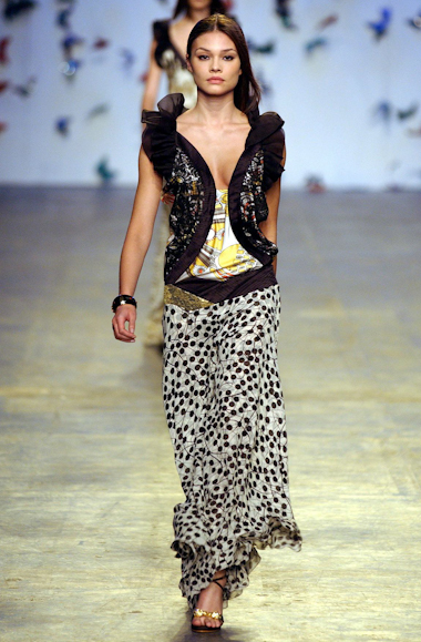 desfiles-andrelima-spverao2004rtw-107
