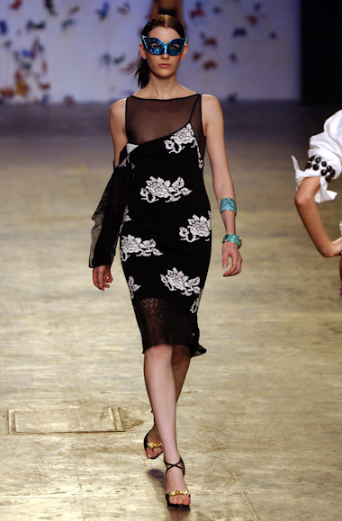 desfiles-andrelima-spverao2004rtw-113