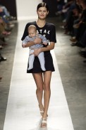 desfiles-carlotajoakina-spverao2004rtw-100