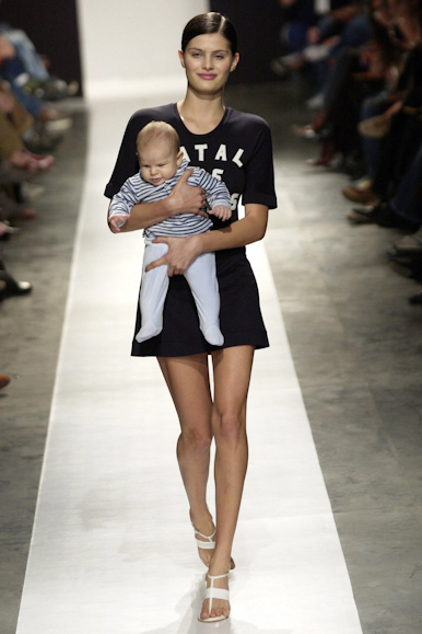 desfiles-carlotajoakina-spverao2004rtw-100