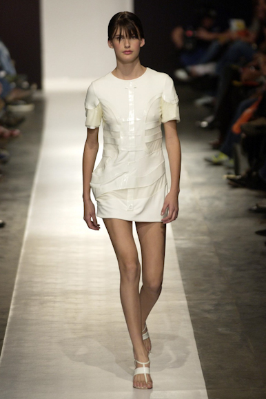 desfiles-carlotajoakina-spverao2004rtw-127