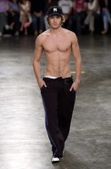 desfiles-fausehatenmen-spverao2004rtw-104