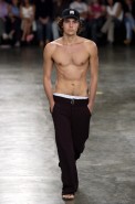 desfiles-fausehatenmen-spverao2004rtw-107