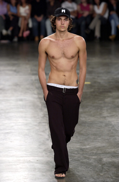desfiles-fausehatenmen-spverao2004rtw-107