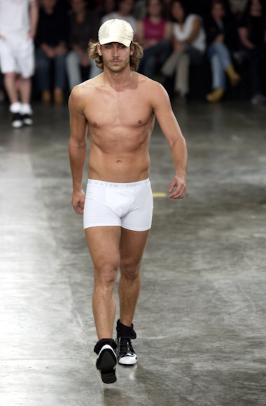 desfiles-fausehatenmen-spverao2004rtw-115