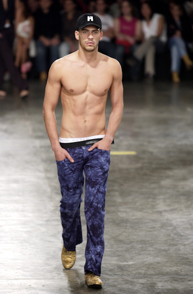desfiles-fausehatenmen-spverao2004rtw-124