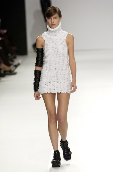 desfiles-gloriacoelho-spverao2004rtw-104
