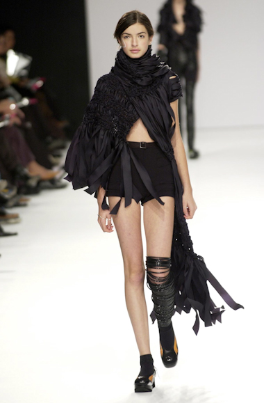 desfiles-gloriacoelho-spverao2004rtw-107