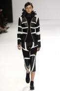 desfiles-gloriacoelho-spverao2004rtw-109