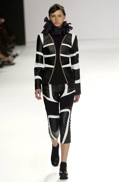 desfiles-gloriacoelho-spverao2004rtw-109