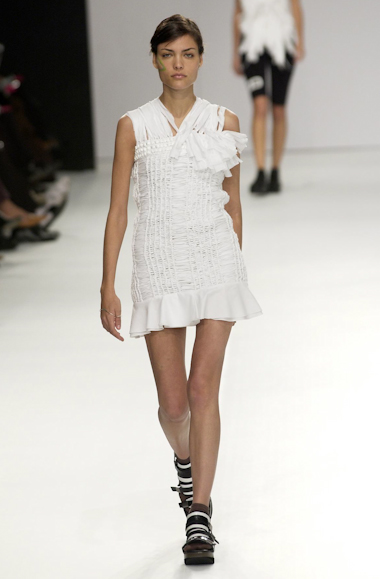 desfiles-gloriacoelho-spverao2004rtw-110