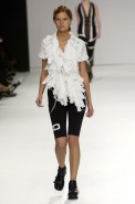 desfiles-gloriacoelho-spverao2004rtw-111