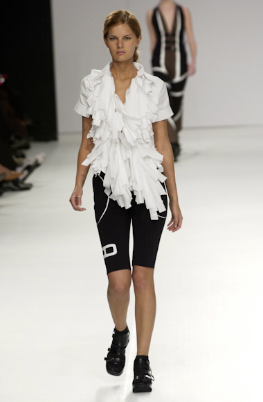 desfiles-gloriacoelho-spverao2004rtw-111