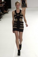 desfiles-gloriacoelho-spverao2004rtw-115