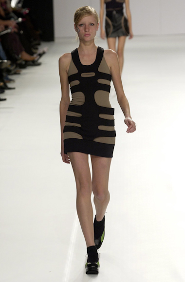 desfiles-gloriacoelho-spverao2004rtw-115