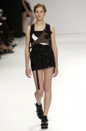desfiles-gloriacoelho-spverao2004rtw-117