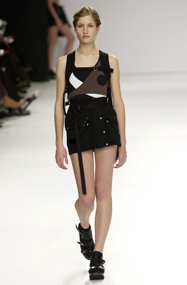 desfiles-gloriacoelho-spverao2004rtw-117