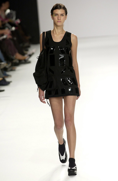 desfiles-gloriacoelho-spverao2004rtw-119