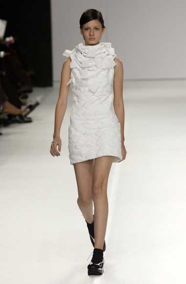 desfiles-gloriacoelho-spverao2004rtw-124