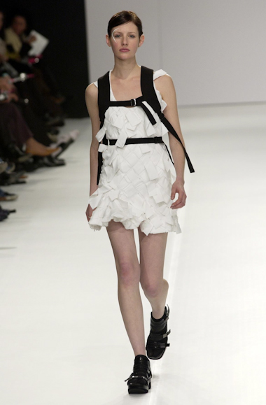 desfiles-gloriacoelho-spverao2004rtw-125