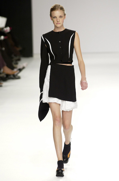 desfiles-gloriacoelho-spverao2004rtw-126