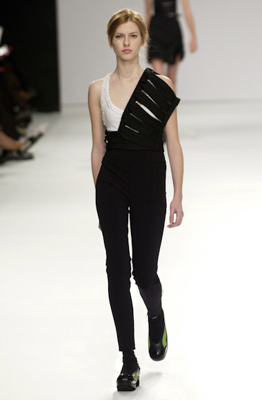 desfiles-gloriacoelho-spverao2004rtw-129