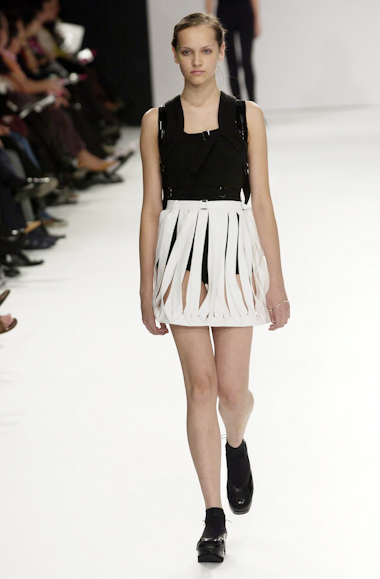desfiles-gloriacoelho-spverao2004rtw-131