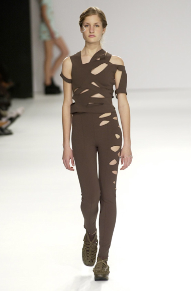 desfiles-gloriacoelho-spverao2004rtw-134
