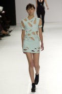 desfiles-gloriacoelho-spverao2004rtw-135