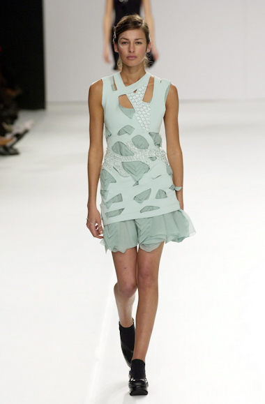 desfiles-gloriacoelho-spverao2004rtw-137