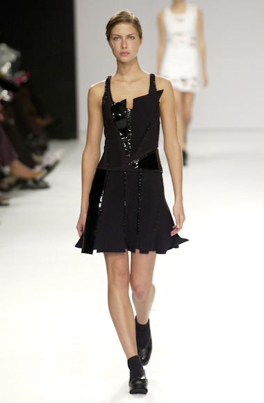 desfiles-gloriacoelho-spverao2004rtw-138