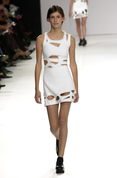 desfiles-gloriacoelho-spverao2004rtw-139