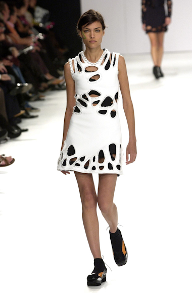 desfiles-gloriacoelho-spverao2004rtw-140