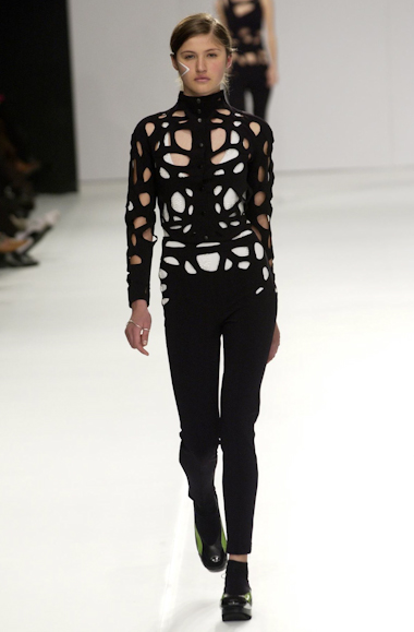 desfiles-gloriacoelho-spverao2004rtw-144