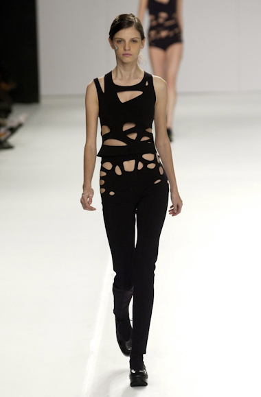 desfiles-gloriacoelho-spverao2004rtw-145