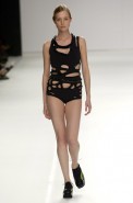 desfiles-gloriacoelho-spverao2004rtw-146