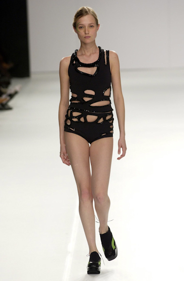 desfiles-gloriacoelho-spverao2004rtw-146