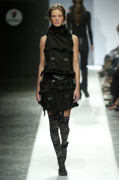 desfiles-gloriacoelho-spinverno2004rtw-105