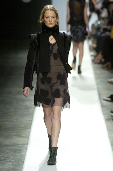 desfiles-gloriacoelho-spinverno2004rtw-107