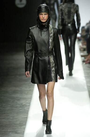 desfiles-gloriacoelho-spinverno2004rtw-118