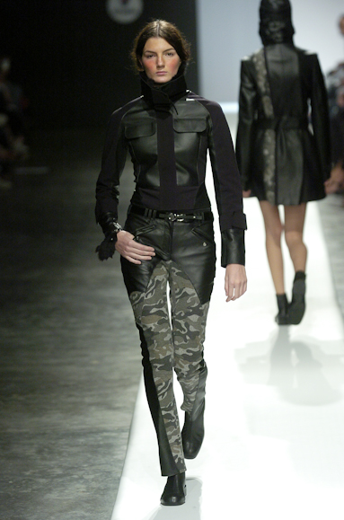 desfiles-gloriacoelho-spinverno2004rtw-119
