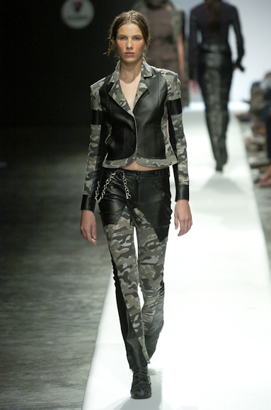 desfiles-gloriacoelho-spinverno2004rtw-120