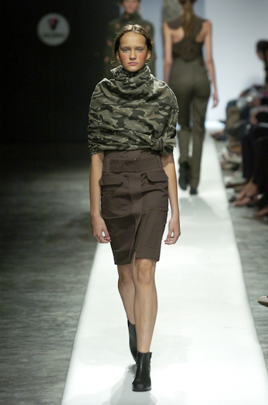 desfiles-gloriacoelho-spinverno2004rtw-124