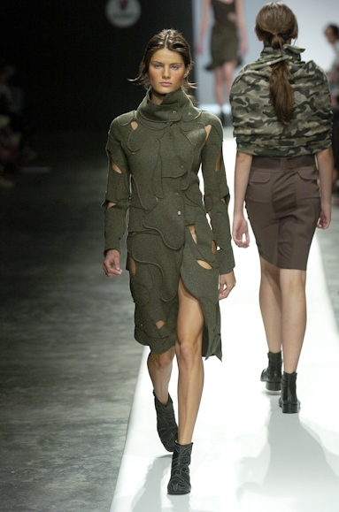 desfiles-gloriacoelho-spinverno2004rtw-125