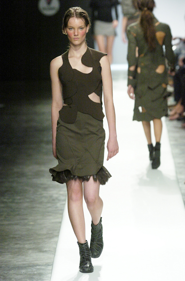 desfiles-gloriacoelho-spinverno2004rtw-126