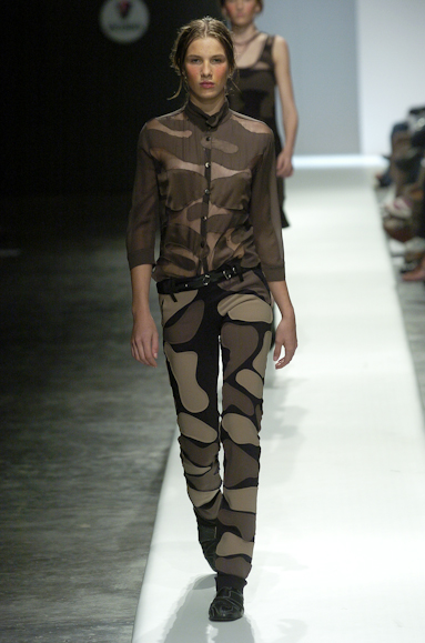 desfiles-gloriacoelho-spinverno2004rtw-137