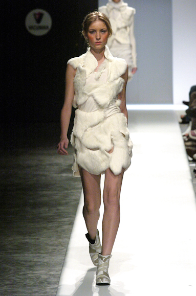 desfiles-gloriacoelho-spinverno2004rtw-143